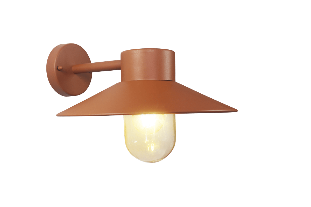 Onsala Rust utendørslampe Fra Nordic Lighting - Onsala er en klassisk vegglampe i rust/oransje, laget av aluminium og klart glass.