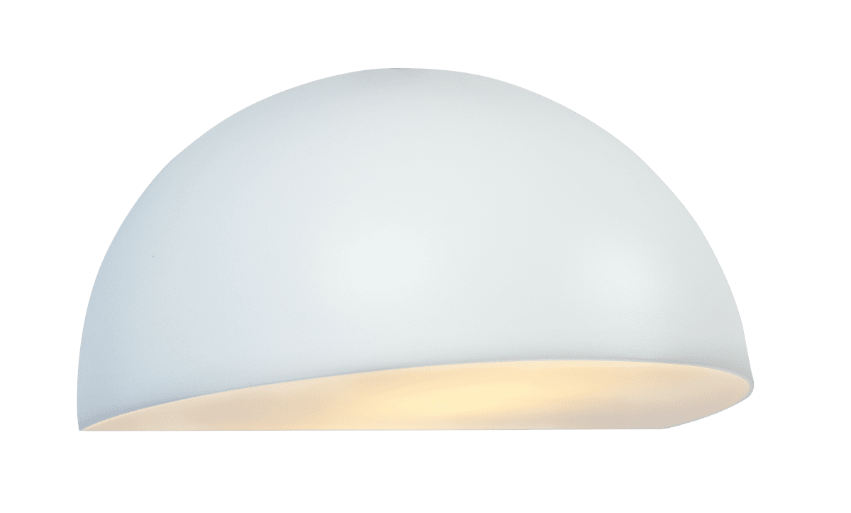 Karlskrona Hvit utendørslampe Fra Nordic Lighting - Lampen lyser fint ned p&aring; fasaden.