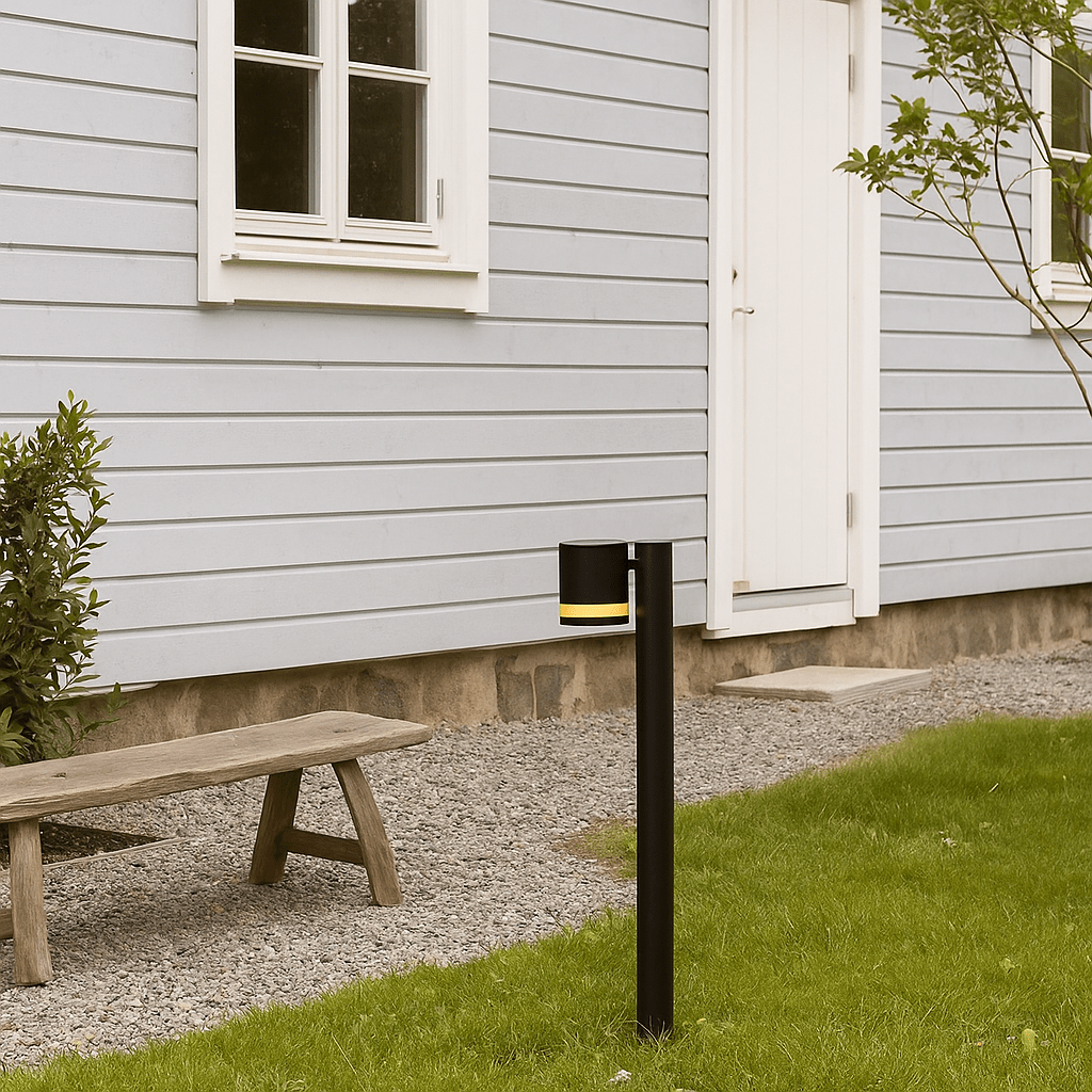 Karlshamn 80cm Svart pullerter Fra Nordic Lighting - Karlshamn er en klassisk pullert laget av svart aluminium.