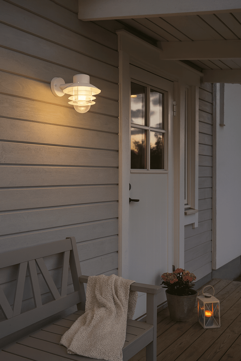 Ystad Hvit utendørslampe Fra Nordic Lighting - Ystad vegglampe er en klassisk og stilig utend&oslash;rslampe i rustfritt st&aring;l med klart glass.