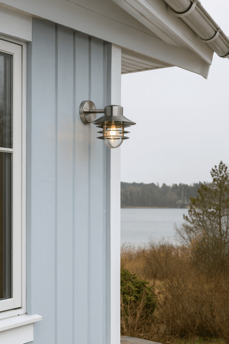 Ystad Børstet stål utendørslampe Fra Nordic Lighting - Ystad vegglampe er en klassisk og stilig utend&oslash;rslampe i rustfritt st&aring;l med klart glass.