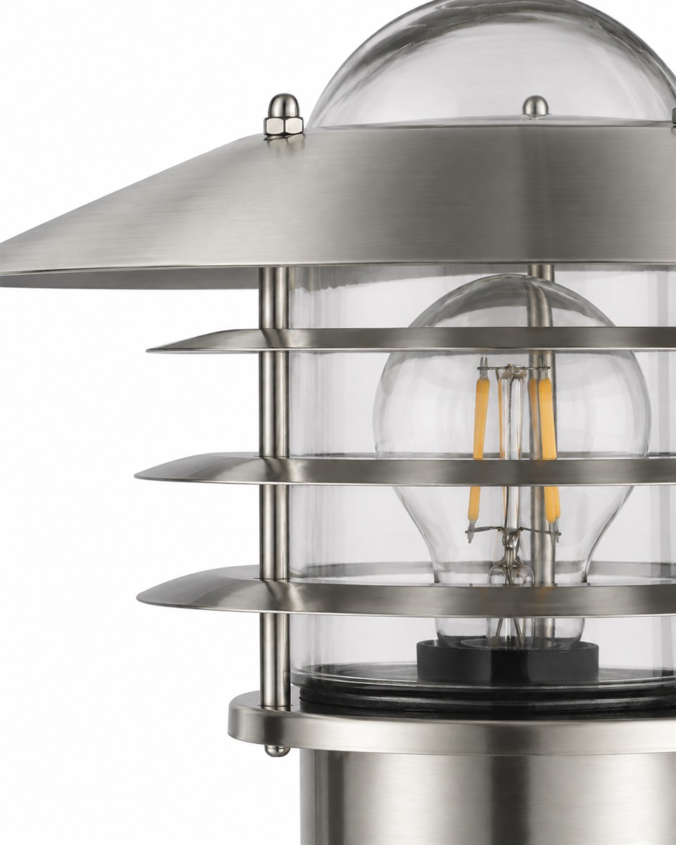Kalmar Børstet stål utendørslampe Fra Nordic Lighting - Kalmar vegglampe er en klassisk og stilig utend&oslash;rslampe i aluminium med klart glass.
