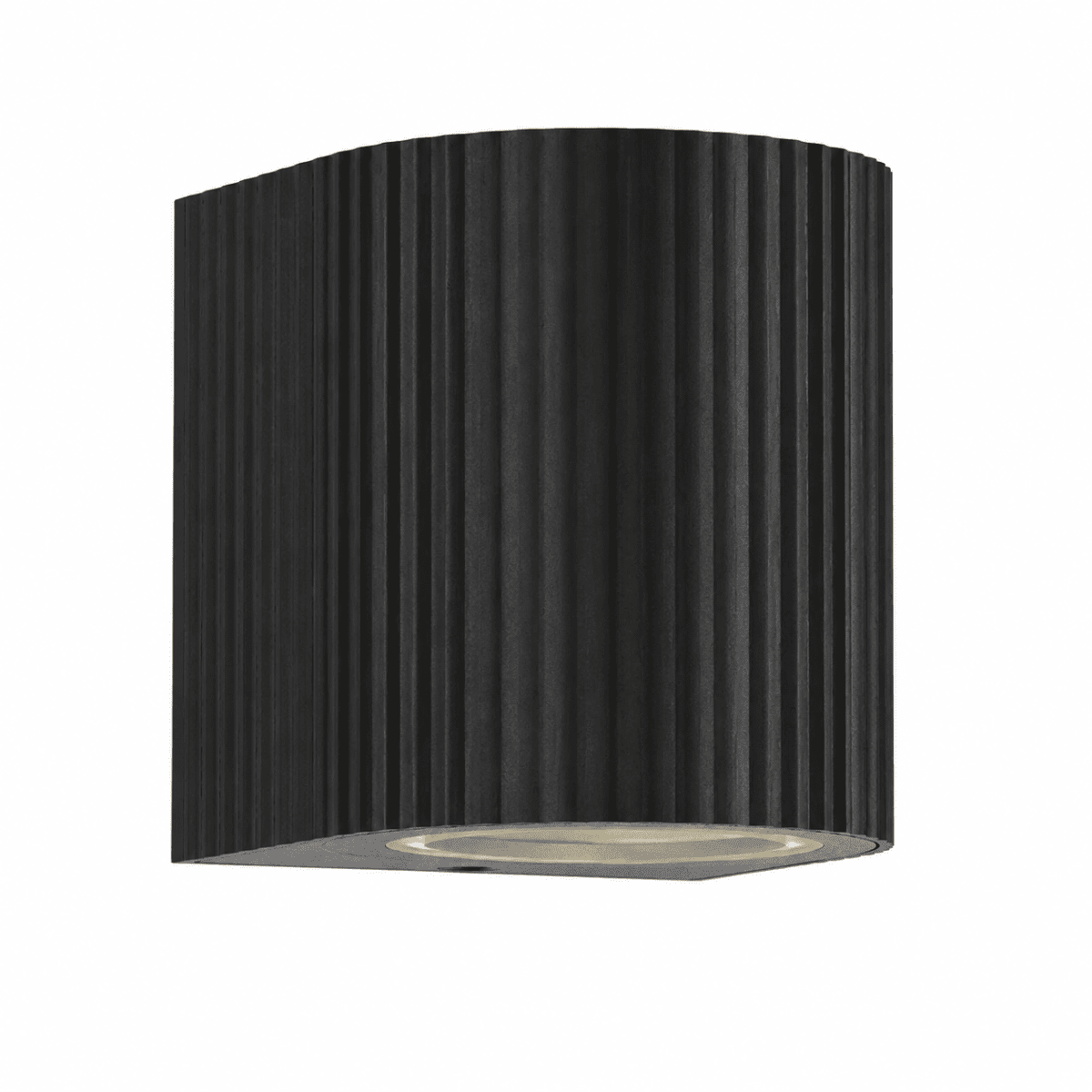 Freja Single Svart utendørslampe Fra Lampan - Laget av svartlakkert metall med en dekorativ ribbestruktur som gir lampen et livlig og eksklusivt utseende.