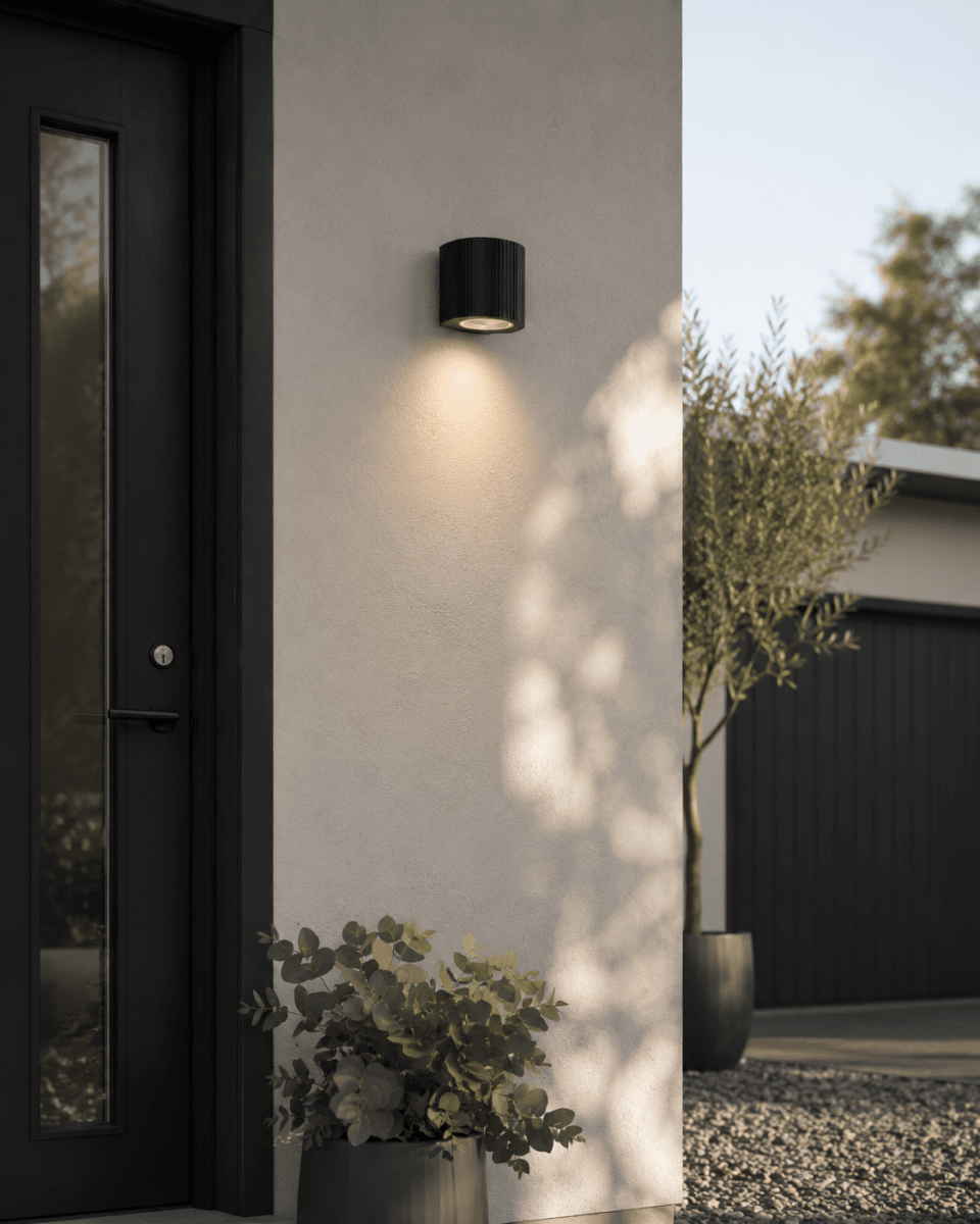 Freja Single Svart utendørslampe Fra Lampan - Laget av svartlakkert metall med en dekorativ ribbestruktur som gir lampen et livlig og eksklusivt utseende.