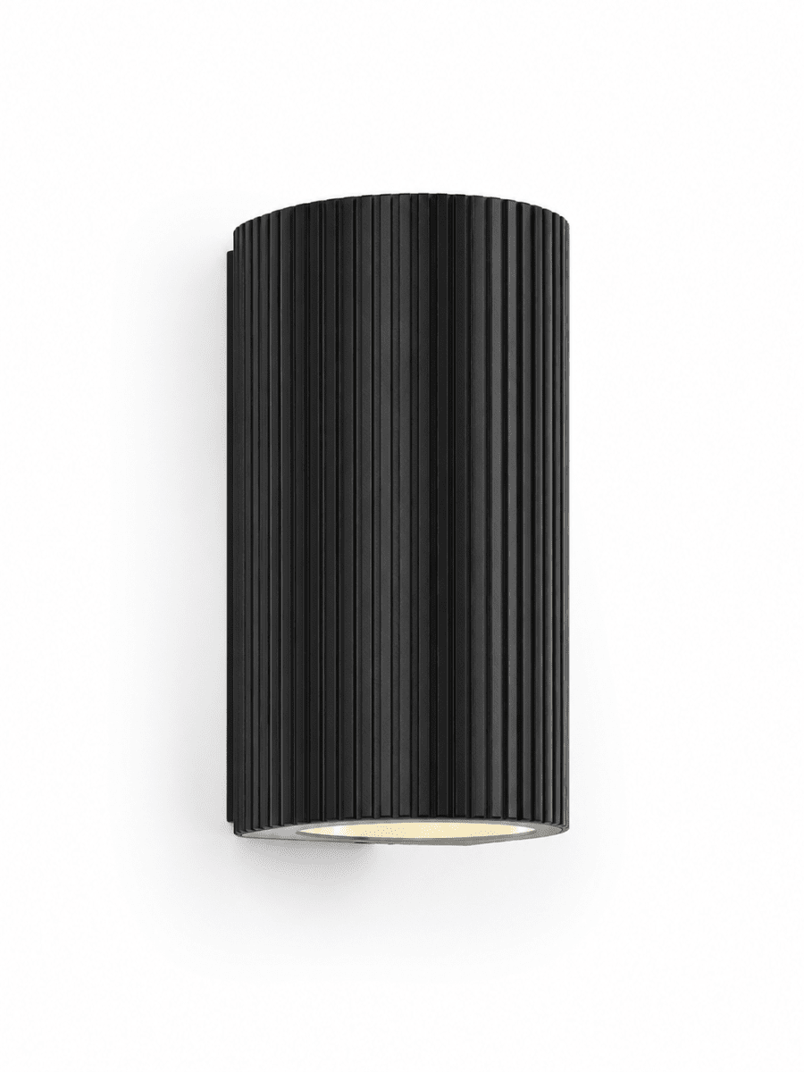 Freja Duo Svart utendørslampe Fra Lampan - Lyset rettes b&aring;de oppover og nedover og skaper en vakker lyseffekt som fremhever fasaden og gir et innbydende inntrykk.