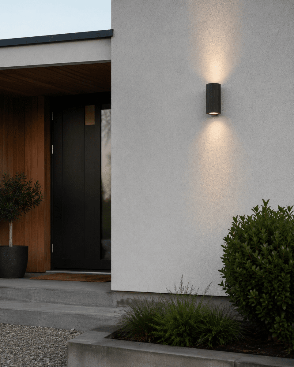 Freja Duo Antrasitt utendørslampe Fra Lampan - Lyset rettes b&aring;de oppover og nedover og skaper en vakker lyseffekt som fremhever fasaden og gir et innbydende inntrykk.