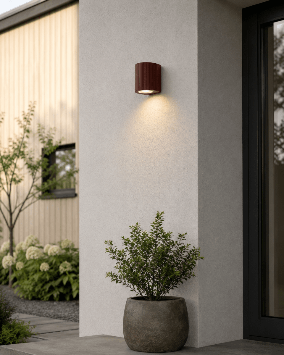Freja Single Rust utendørslampe Fra Lampan - Laget av metall i rust/oransje finish med en dekorativ ribbestruktur som gir lampen et levende og eksklusivt utseende.