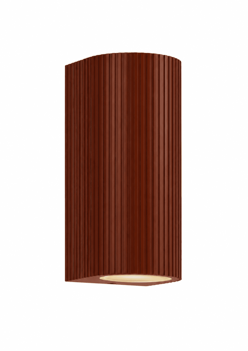 Freja Duo Rust utendørslampe Fra Lampan - Lyset rettes b&aring;de oppover og nedover og skaper en vakker lyseffekt som fremhever fasaden og gir et innbydende inntrykk.