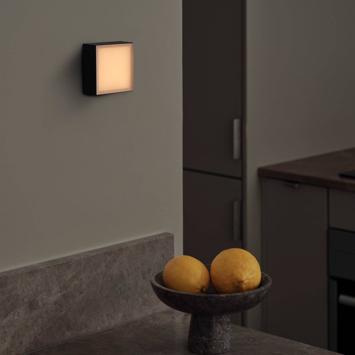 LAMP 1 - EU Svart Fra Avolt - Denne hendige lille lampen kobles direkte til stikkontakten (230V) og er perfekt som nattlampe eller stemningsbelysning i gangen, soverommet eller andre rom der du ønsker et mykt lys.