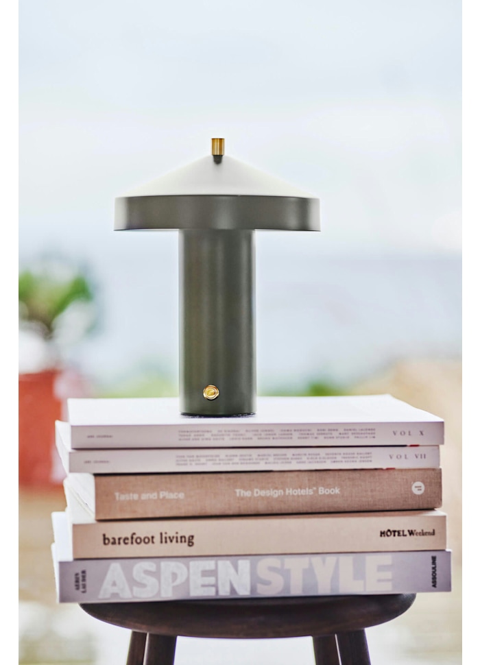 Hatto 25cm Grønn bærbar Fra OYOY - Med en dimbar funksjon i tre niv&aring;er og energieffektiv LED gir den justerbart og komfortabelt lys for ulike behov.