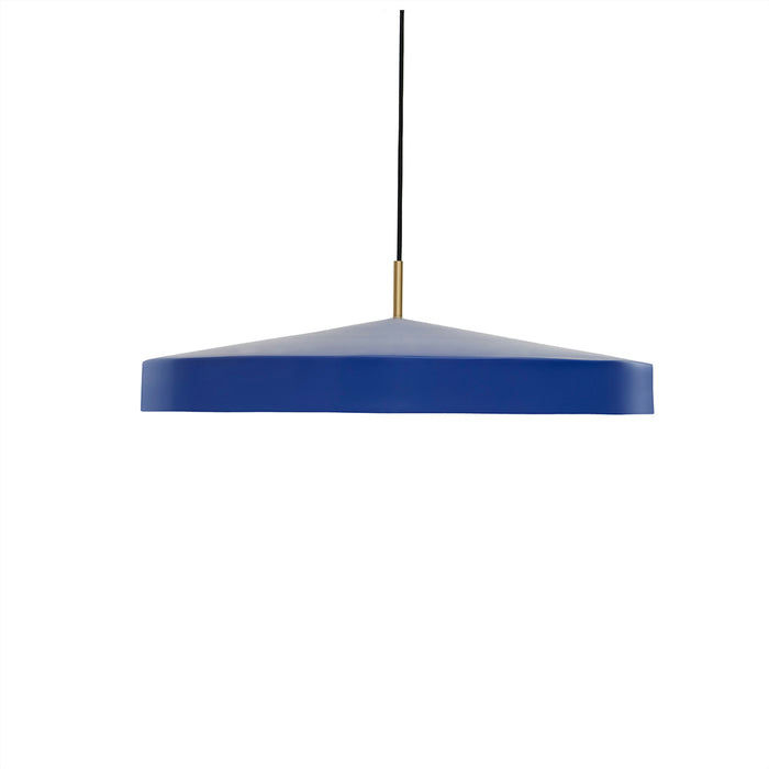 Hatto Ø65 Blå Taklampe Fra OYOY - Hatto-pendelen i blått har et stilig design med matt finish, elegante messingdetaljer og tekstilledning.