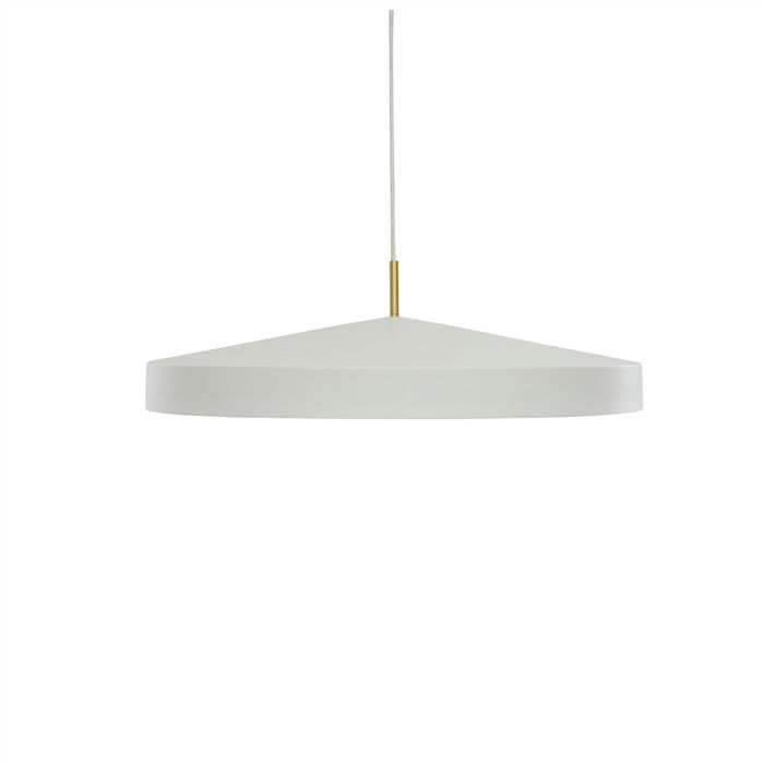 Hatto Ø65 Hvit Taklampe Fra OYOY - Hatto pendellampe i hvitt har et stilig design med matt finish, elegante messingdetaljer og tekstilledning.