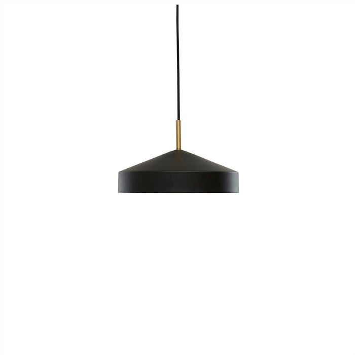 Hatto Ø30 Svart Taklampe Fra OYOY - Hatto pendellampe i svart har et stilig design med matt finish, elegante messingdetaljer og tekstilledning.
