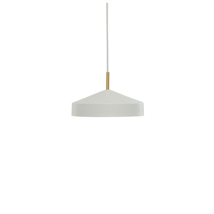 Hatto Ø30 Hvit Taklampe Fra OYOY - Hatto pendellampe i hvitt har et stilig design med matt finish, elegante messingdetaljer og tekstilledning.