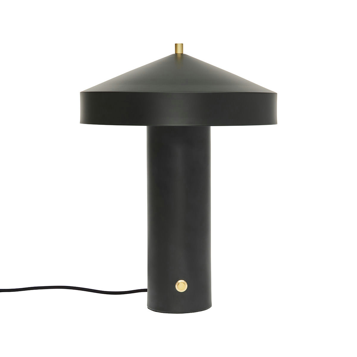 Hatto 40cm Svart bordlampe Fra OYOY - Lampen er en del av den populære Hatto-serien og er tilgjengelig i flere moderne farger.
