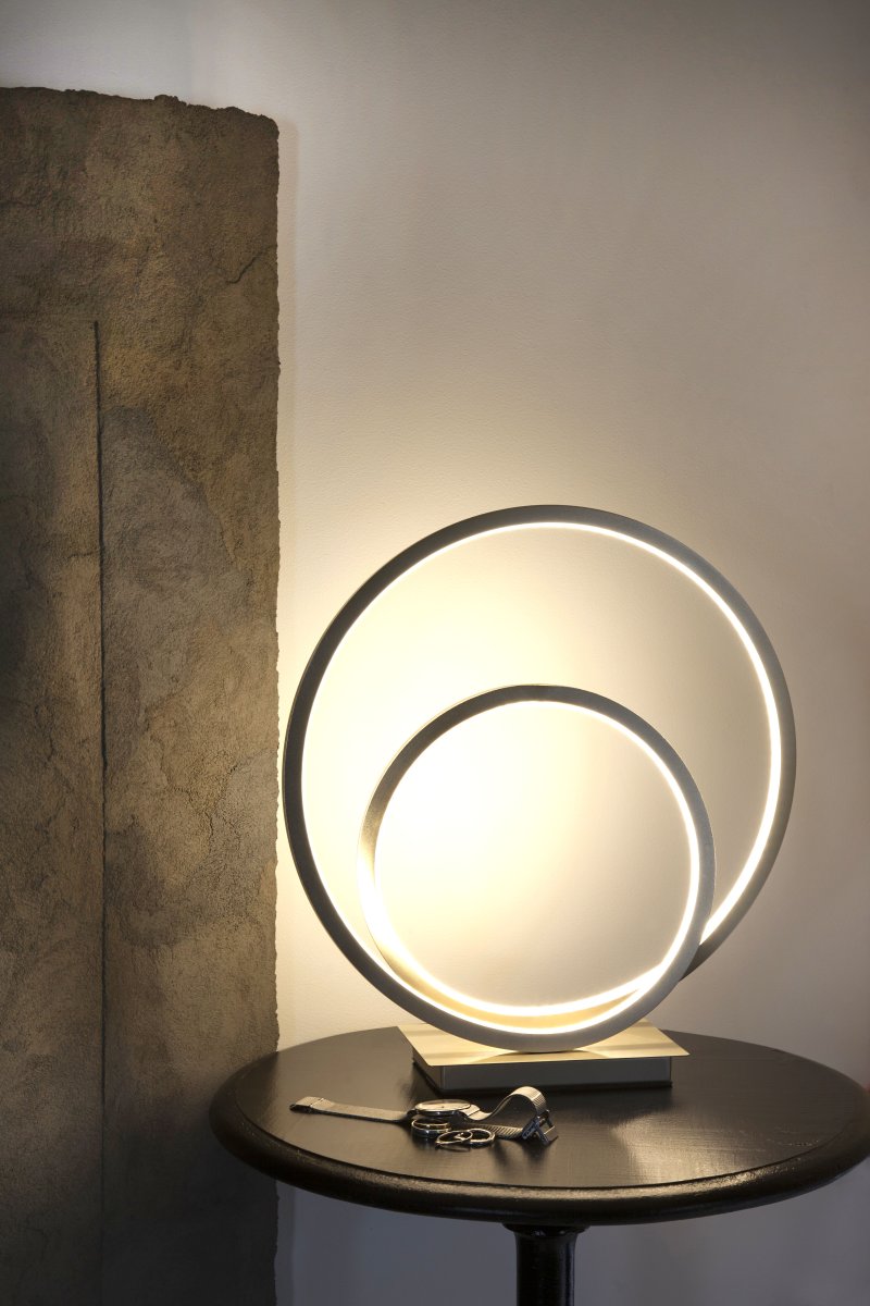 Loop 37cm Stål bordlampe Fra Aneta Lighting - Integrert 14W LED som kan dimmes med en 3-trinns dimmer p&aring; lampefoten.
