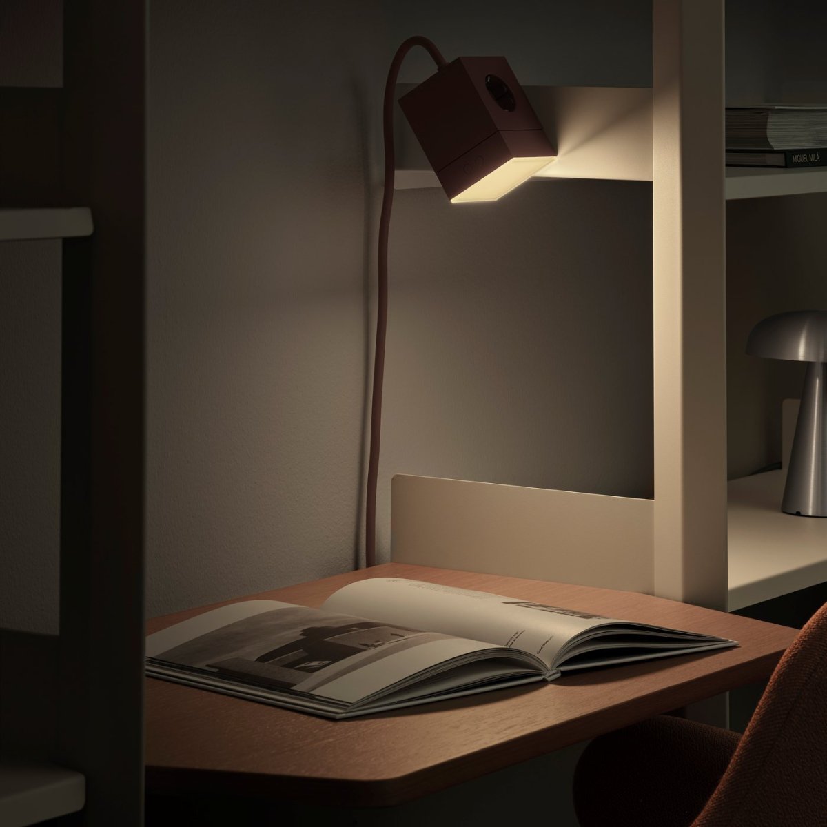 LAMP 1 - EU Burgunder Fra Avolt - Denne hendige lille lampen kobles direkte til stikkontakten (230V) og er perfekt som nattlampe eller stemningsbelysning i gangen, soverommet eller andre rom der du ønsker et mykt lys.
