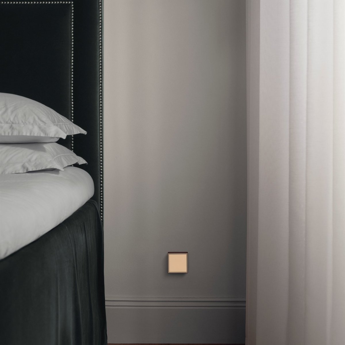 LAMP 1 - EU Burgunder Fra Avolt - Denne hendige lille lampen kobles direkte til stikkontakten (230V) og er perfekt som nattlampe eller stemningsbelysning i gangen, soverommet eller andre rom der du ønsker et mykt lys.