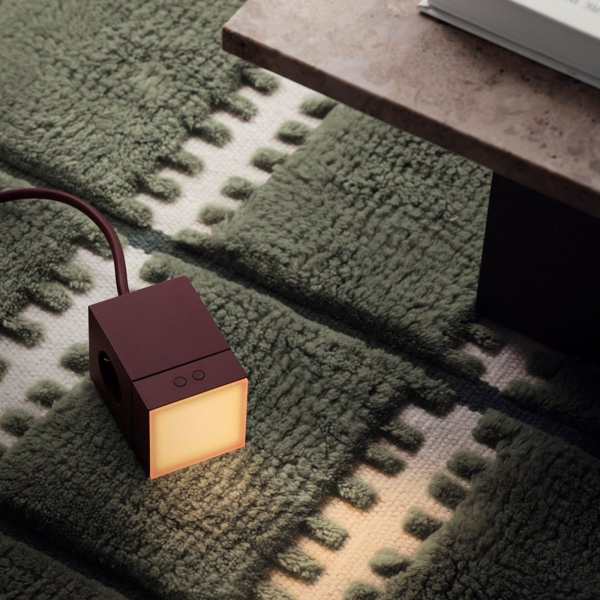 LAMP 1 - EU Burgunder Fra Avolt - Denne hendige lille lampen kobles direkte til stikkontakten (230V) og er perfekt som nattlampe eller stemningsbelysning i gangen, soverommet eller andre rom der du ønsker et mykt lys.
