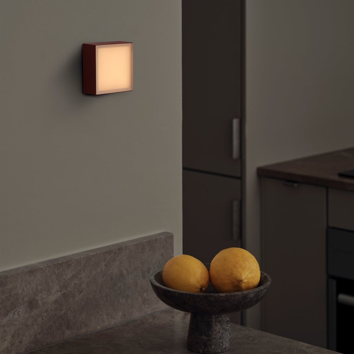LAMP 1 - EU Burgunder Fra Avolt - Denne hendige lille lampen kobles direkte til stikkontakten (230V) og er perfekt som nattlampe eller stemningsbelysning i gangen, soverommet eller andre rom der du ønsker et mykt lys.