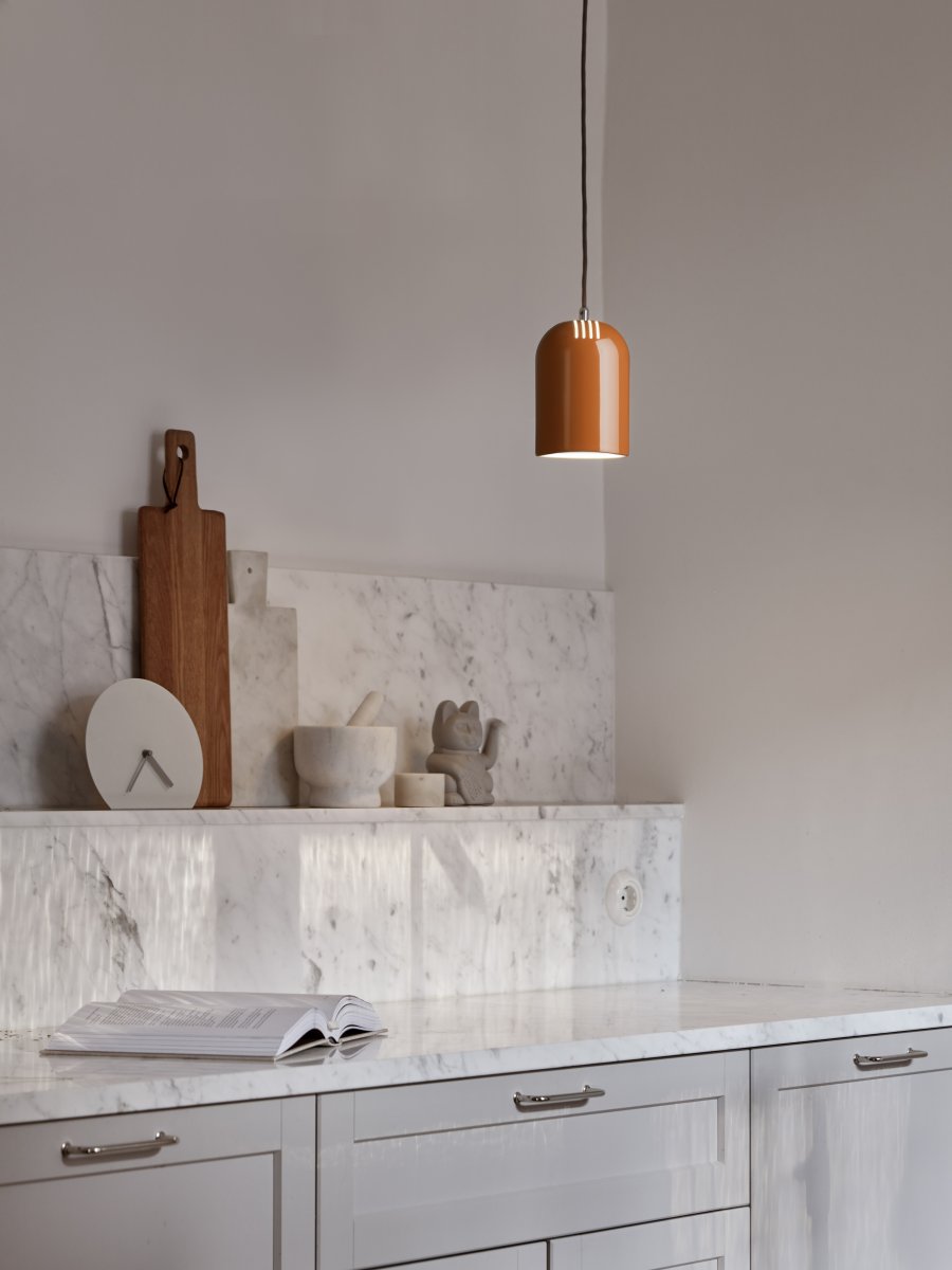 Lennon Ø12 Mørk oransje vinduslampe Fra CO Bankeryd - Lampen kan henges alene over en arbeidsbenk p&aring; kj&oslash;kkenet, i et vindu eller i en gruppe over spisebordet.