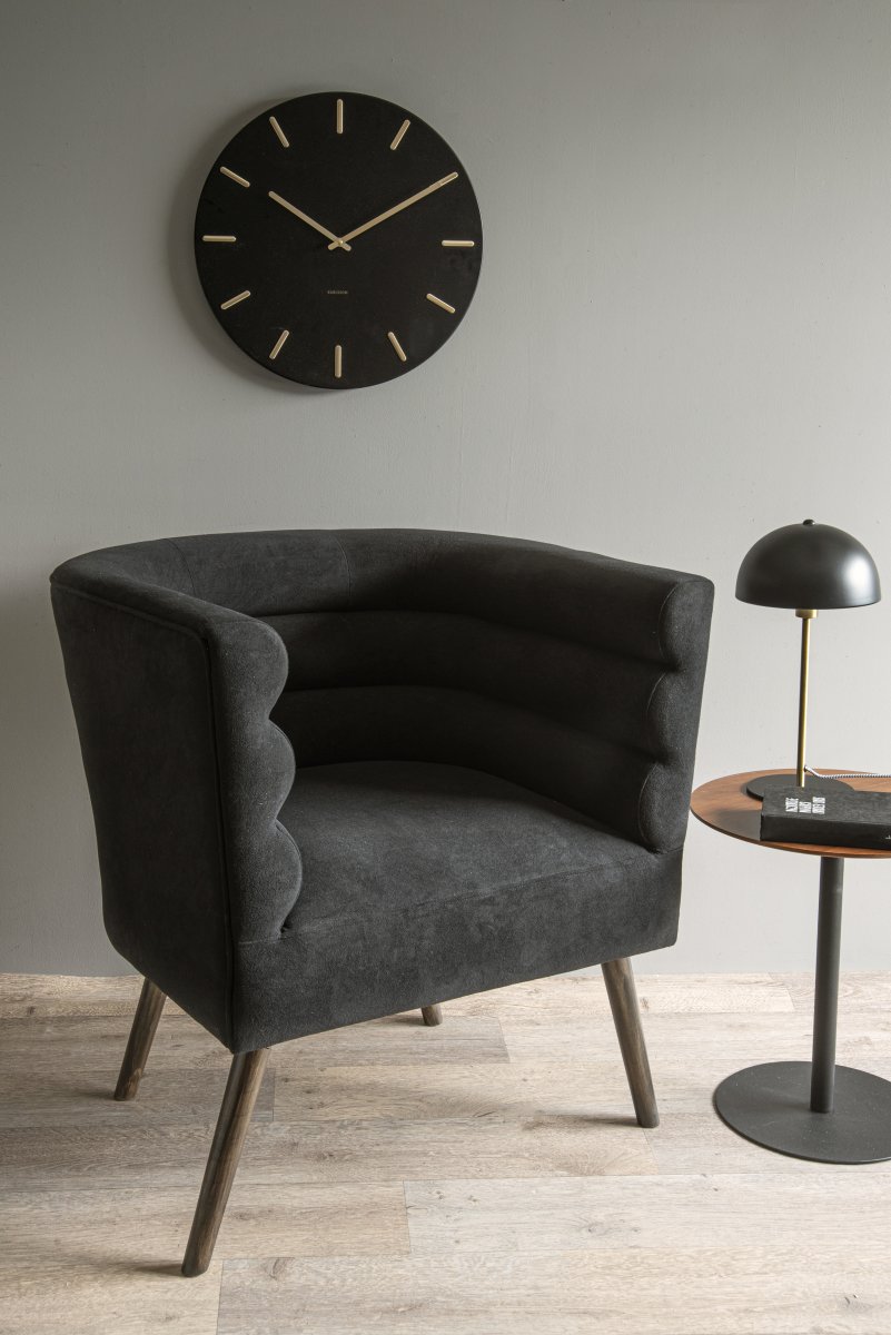 Bonnet 40cm Svart bordlampe Fra Leitmotiv - Den svarte skjermen sammen med elegante messingdetaljer skaper et stilig og trendy uttrykk, mens lampen sprer et varmt og behagelig lys.