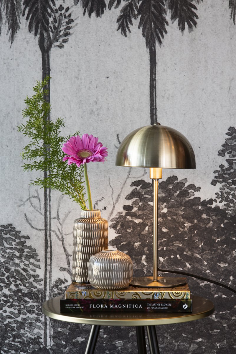 Bonnet 40cm Messing bordlampe Fra Leitmotiv - Den elegante messingfinishen skaper et klassisk og tidløst uttrykk, mens lampen sprer et varmt og behagelig lys.