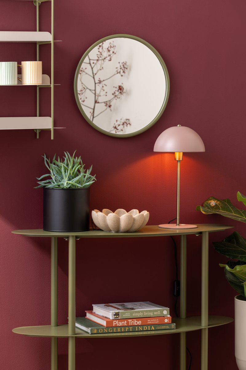 Bonnet 40cm Rosa bordlampe Fra Leitmotiv - Den pudderrosa skjermen sammen med elegante messingdetaljer skaper et stilig og trendy uttrykk, mens lampen sprer et varmt og behagelig lys.