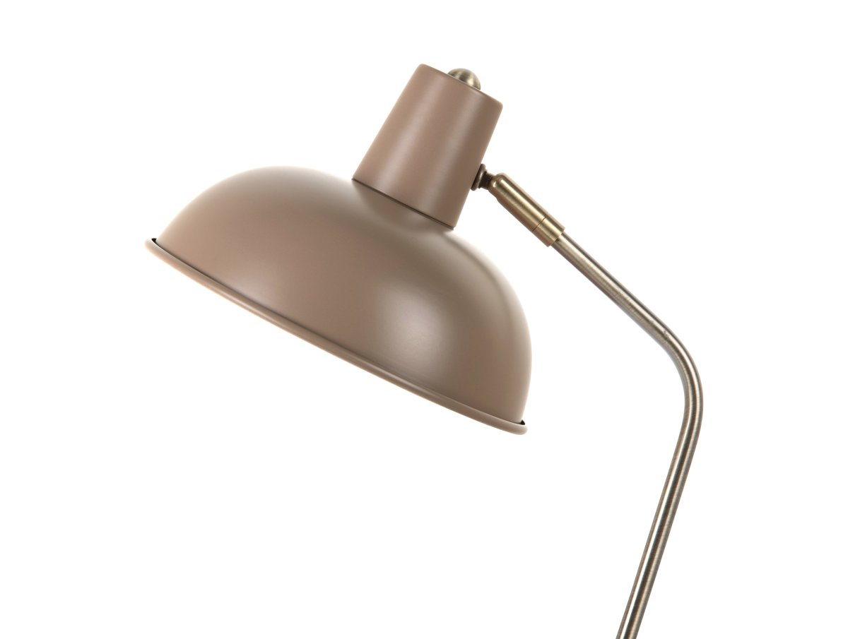Hood 38cm Brun skrivebordslampe Fra Leitmotiv - Den bevegelige skjermen med hvitt innside gir en jevn og behagelig lysfordeling, perfekt for lesing eller arbeid.