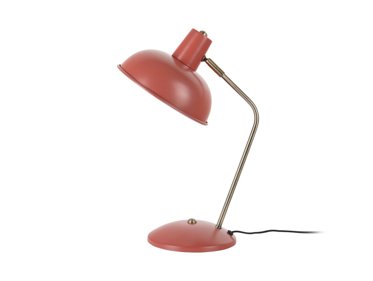 Hood 38cm RØD skrivebordslampe Fra Leitmotiv - Den bevegelige skjermen med hvitt innside gir en jevn og behagelig lysfordeling, perfekt for lesing eller arbeid.
