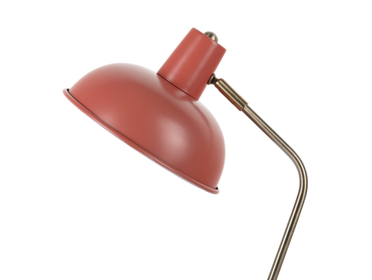 Hood 38cm RØD skrivebordslampe Fra Leitmotiv - Den bevegelige skjermen med hvitt innside gir en jevn og behagelig lysfordeling, perfekt for lesing eller arbeid.