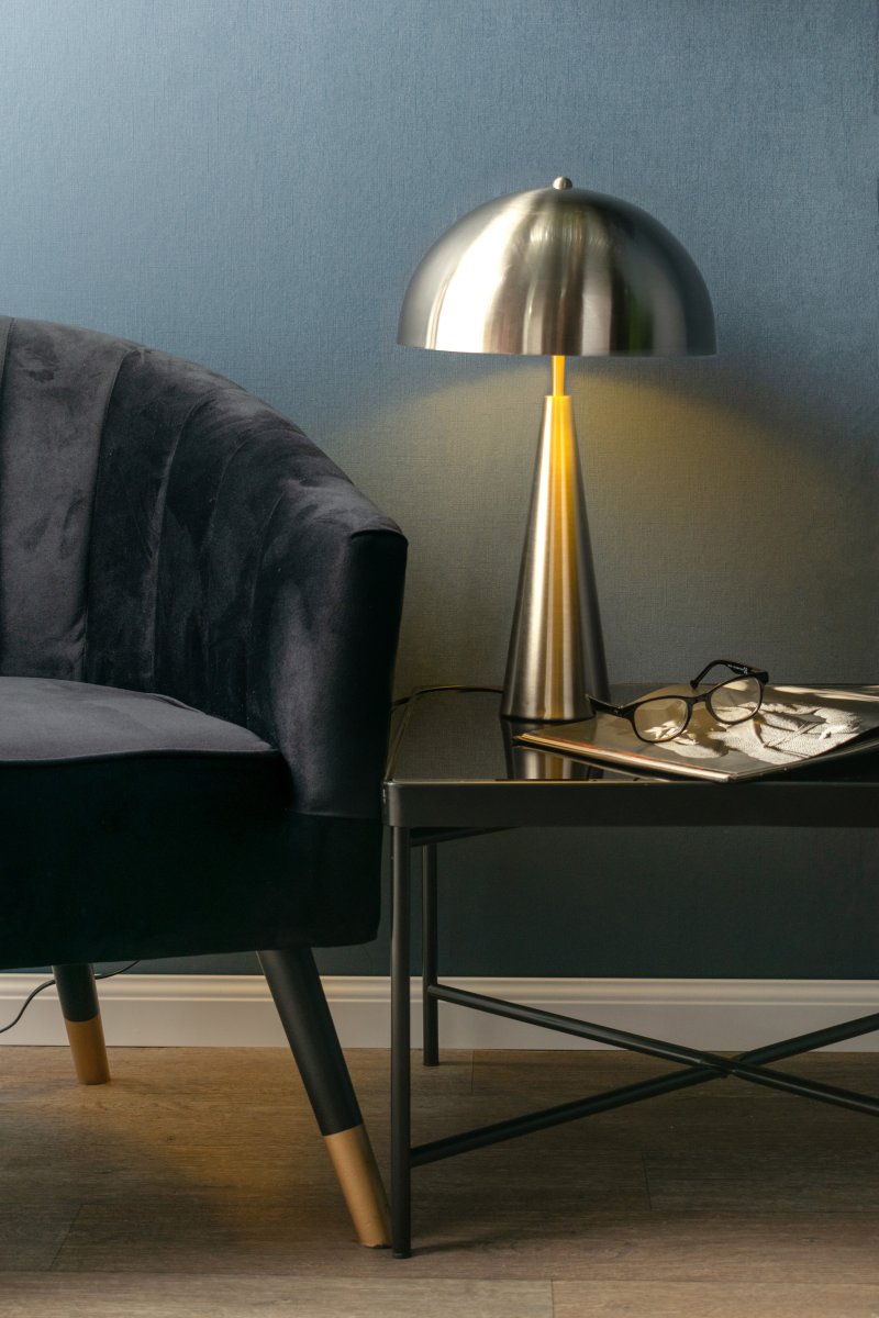 Sublime 50cm Børstet stål bordlampe Fra Leitmotiv - Skjermen gir blendfritt lys og sprer lyset behagelig nedover, noe som gjør lampen perfekt som et stemningsfullt lyspunkt i stuen.