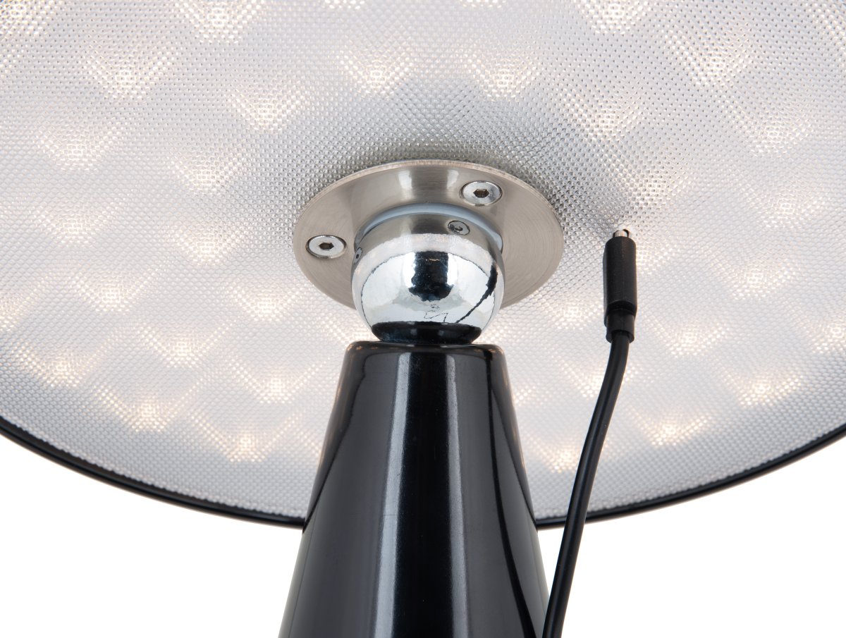 Phoebe LED 26cm Svart bærbar Fra Leitmotiv - Phoebe er en stilig og moderne oppladbar bordlampe som vil forbedre ethvert rom.