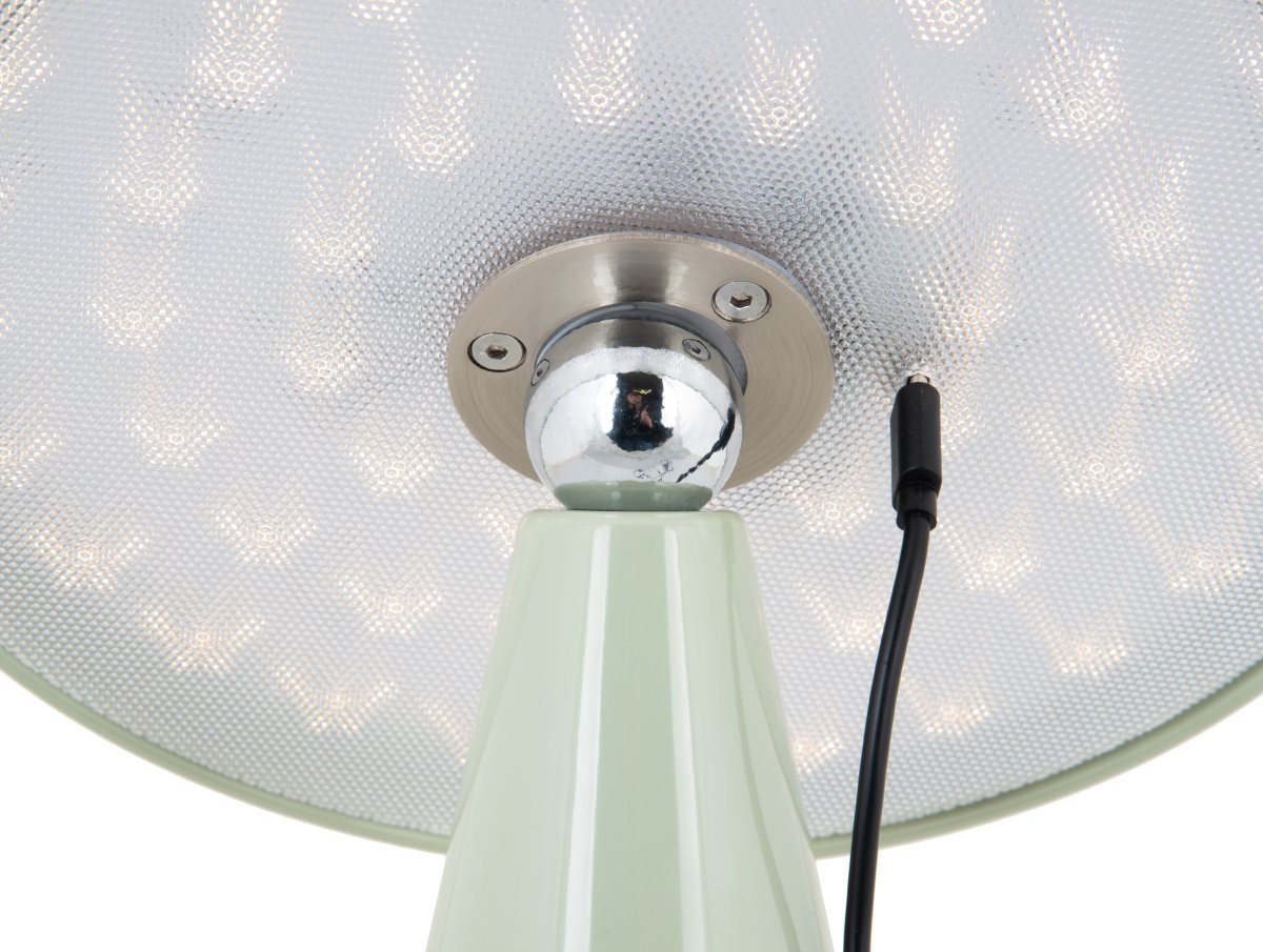 Phoebe LED 26cm Grønn bærbar Fra Leitmotiv - Phoebe er en stilig og moderne oppladbar bordlampe som vil forbedre ethvert rom.