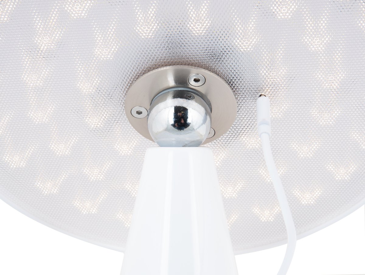 Phoebe LED 26cm Hvit bærbar Fra Leitmotiv - Phoebe er en stilig og moderne oppladbar bordlampe som vil forbedre ethvert rom.