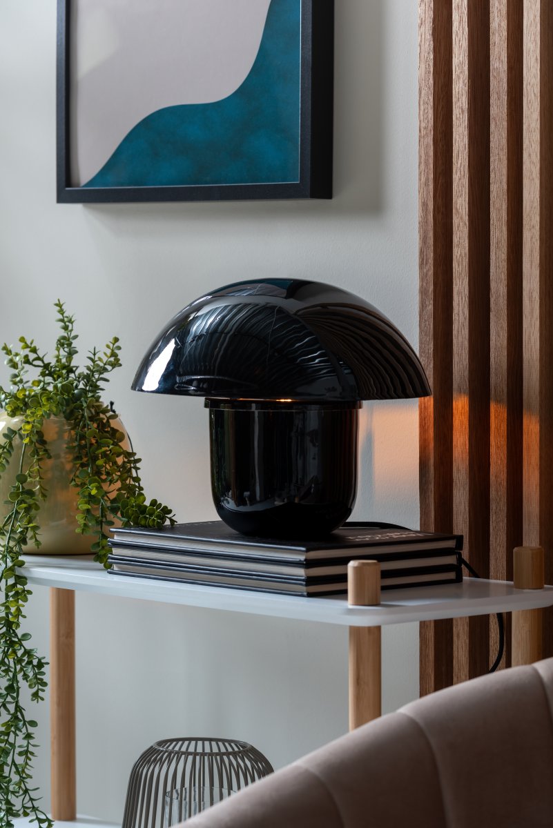 Mushroom 25cm Svart bordlampe Fra Leitmotiv - Perfekt som en dekorativ detalj i hjemmet, samtidig som den fungerer som et praktisk lyspunkt.