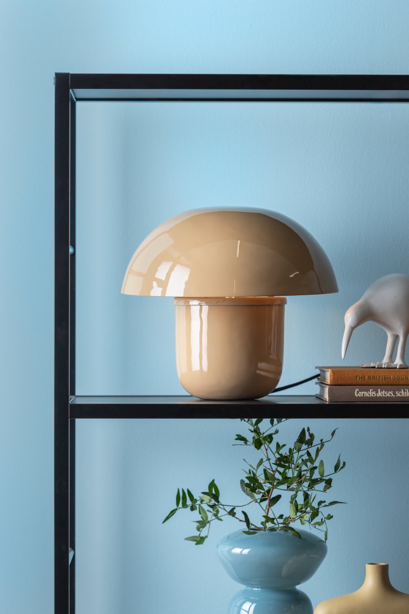 Mushroom 25cm Beige bordlampe Fra Leitmotiv - Perfekt som en dekorativ detalj i hjemmet, samtidig som den fungerer som et praktisk lyspunkt.