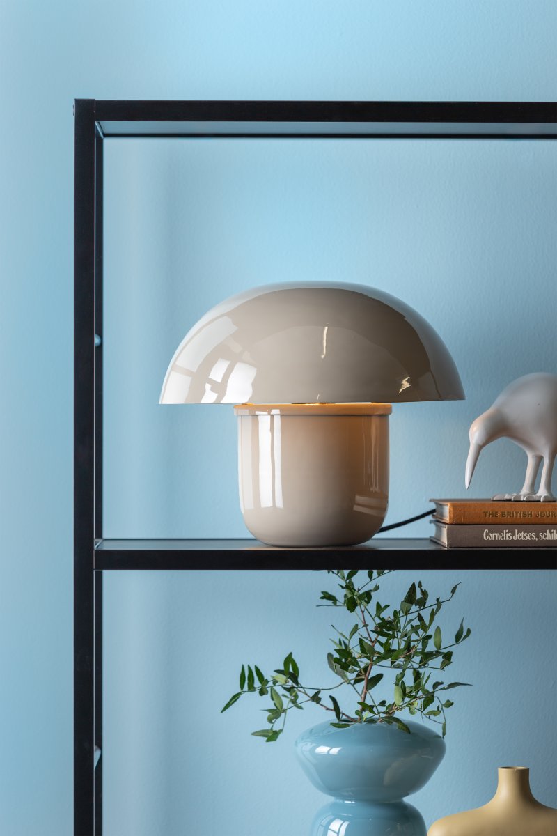 Mushroom 25cm Greige bordlampe Fra Leitmotiv - Perfekt som en dekorativ detalj i hjemmet, samtidig som den fungerer som et praktisk lyspunkt.