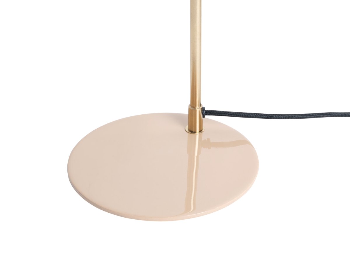 Smart 56cm Beige skrivebordslampe Fra Leitmotiv - Den skinnende, emaljerte overflaten i en myk beige skjerm sammen med elegante gulldetaljer gir lampen et unikt og iøynefallende uttrykk.