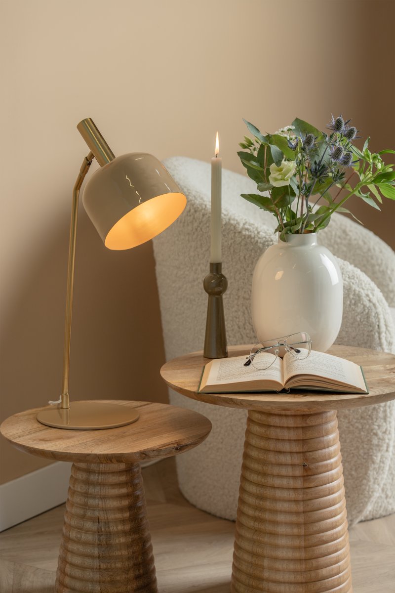 Smart 56cm Beige skrivebordslampe Fra Leitmotiv - Den skinnende, emaljerte overflaten i en myk beige skjerm sammen med elegante gulldetaljer gir lampen et unikt og iøynefallende uttrykk.