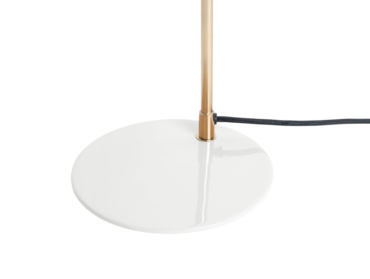 Smart 56cm Hvit skrivebordslampe Fra Leitmotiv - Den skinnende, emaljerte overflaten i hvitt sammen med elegante gulldetaljer gir lampen et unikt og iøynefallende uttrykk.