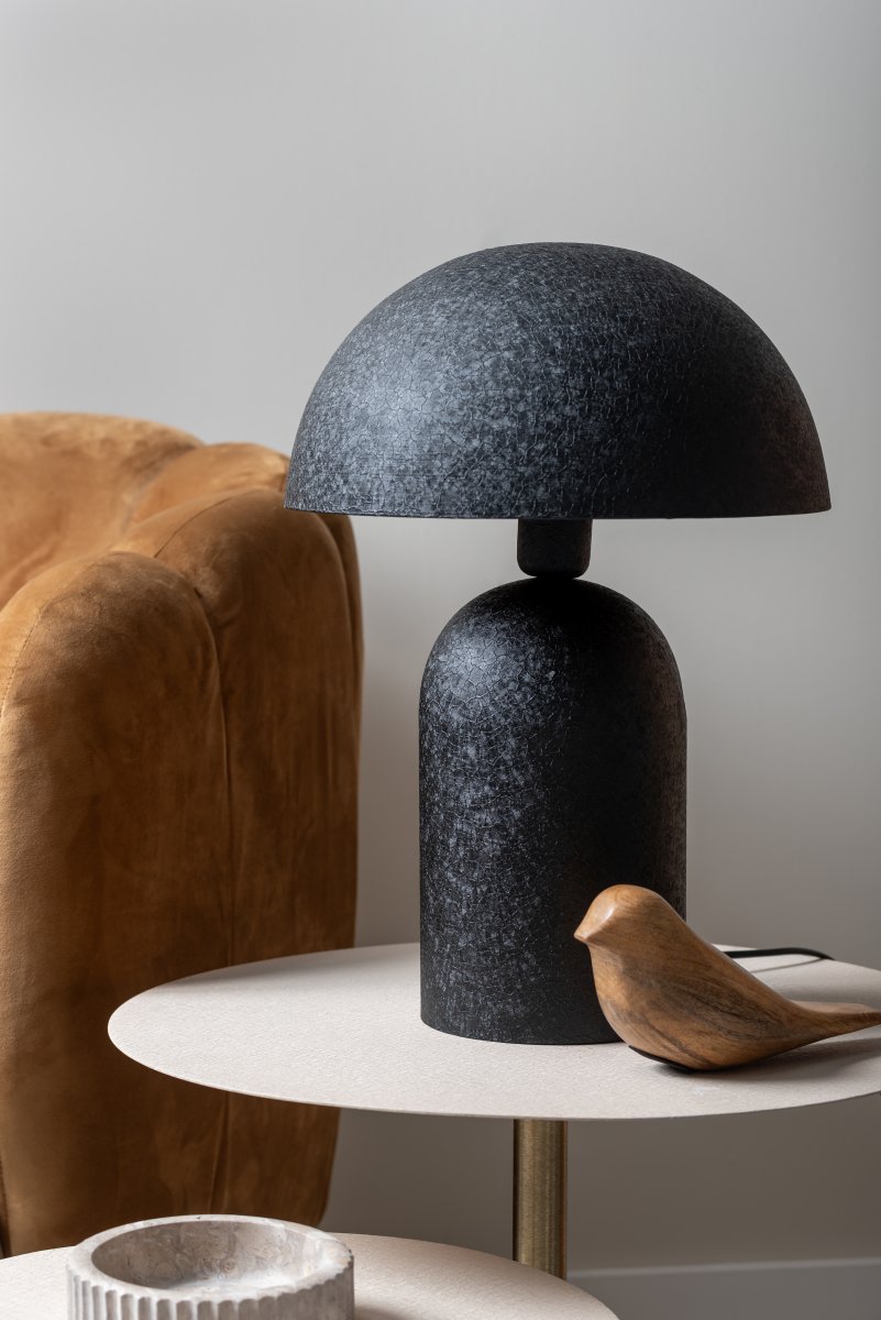 Boaz 43cm Svart bordlampe Fra Leitmotiv - Den svarte finishen har en strukturert, nesten keramikklignende overflate som gir lampen et mykt og livlig uttrykk.