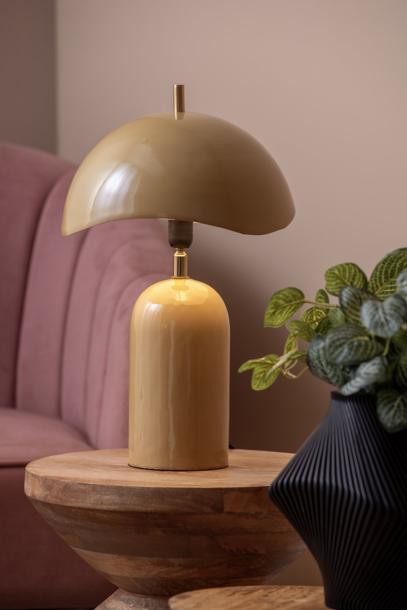 Querido 40cm Gul bordlampe Fra Leitmotiv - Laget av metall med en blank honninggul finish og detaljer i gullfinish, vil den være et stilig tilskudd til hjemmet ditt.