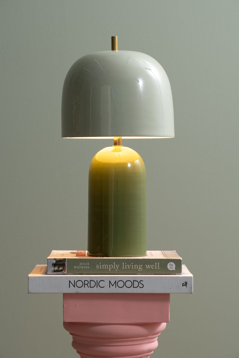 Rico 43cm Grønn bordlampe Fra Leitmotiv - Rico er en stilig bordlampe i metall med blank overflate og et elegant tofarget design.