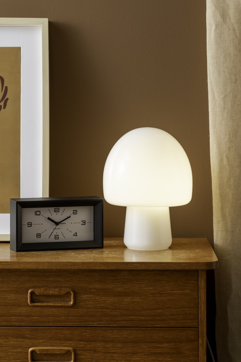 Gozar 27cm Hvit bordlampe Fra Leitmotiv - Den myke soppformen og den skinnende overflaten skaper en behagelig lysfordeling og et harmonisk uttrykk.