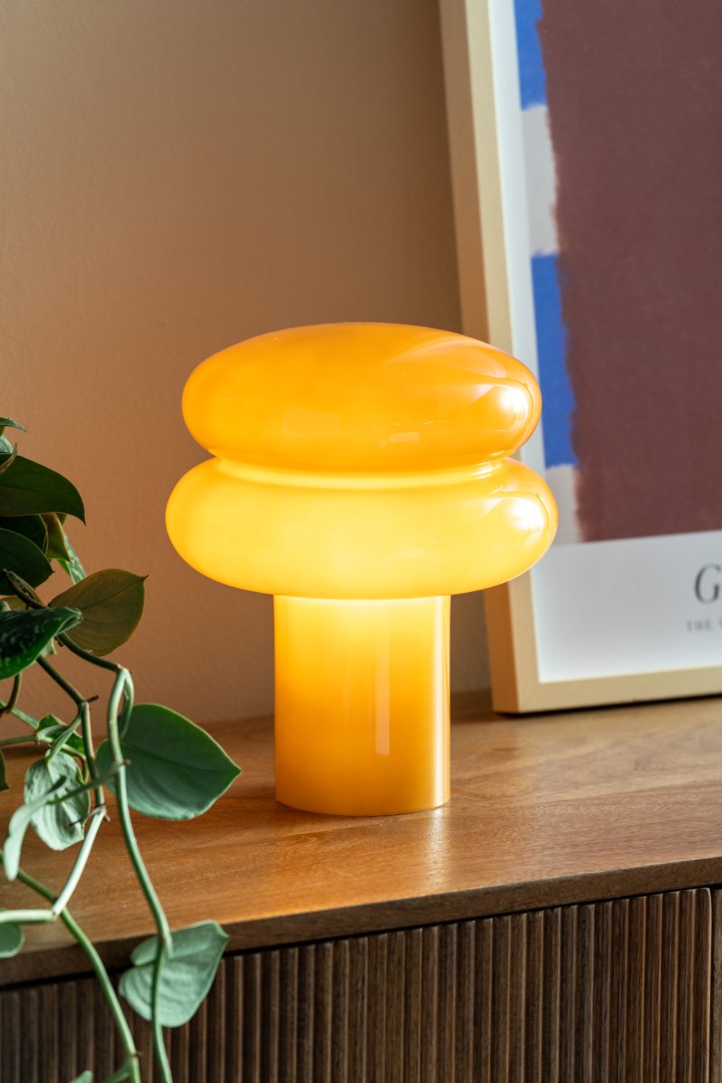 Incesante 24cm Gul bordlampe Fra Leitmotiv - Incesante er en skulpturell bordlampe laget utelukkende av glass med en dyp gul skjerm som gir et varmt og stemningsfullt lys.