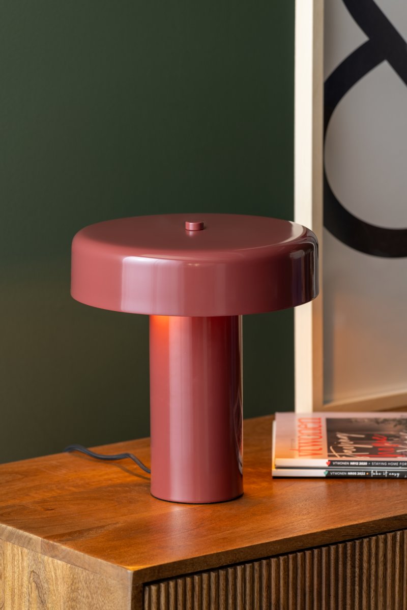 Riqueza Palo 26cm Burgunder bordlampe Fra Leitmotiv - Riqueza Palo er en stilig bordlampe laget av metall med en blank overflate i en burgunderfarge.