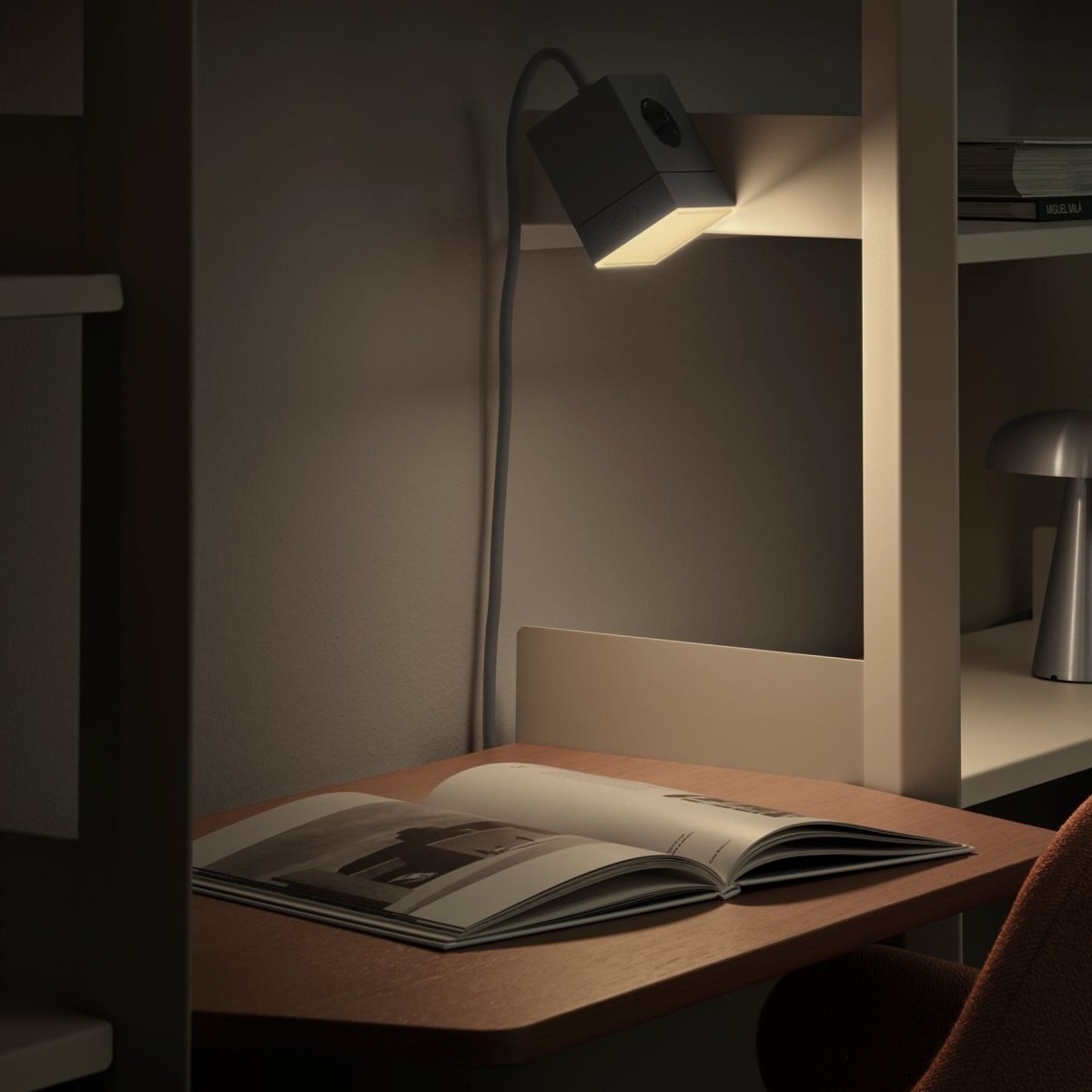 LAMP 1 - EU Grå Fra Avolt - Denne hendige lille lampen kobles direkte til stikkontakten (230V) og er perfekt som nattlampe eller stemningsbelysning i gangen, soverommet eller andre rom der du &oslash;nsker et mykt lys.