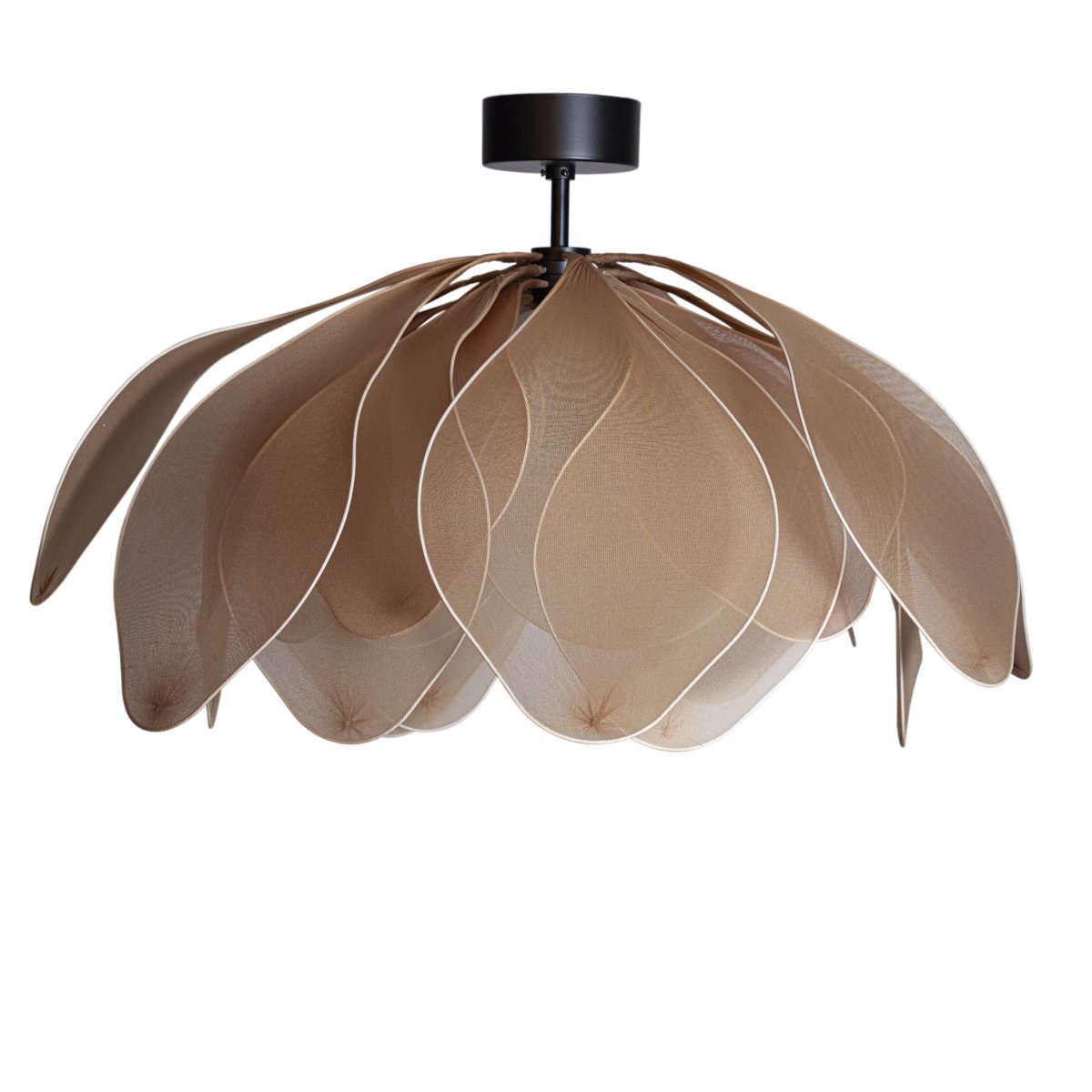 Lou Lou Ø80 Beige plafond Fra By Rydéns - Lou Lou blir ikke bare en lyskilde, men ogs&aring; et kunstverk i hjemmet ditt, og dens tilpassbare stil gj&oslash;r den til en perfekt interi&oslash;rdetalj for &aring; skape en unik atmosf&aelig;re.