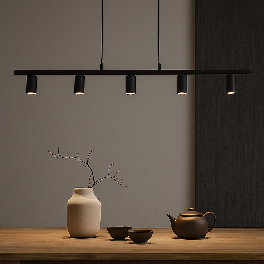 Lucy 115cm Matt svart Taklampe Fra Belid - Lucy er en moderne line&aelig;r pendel med 5 spotlights, laget for &aring; passe over et kj&oslash;kken.